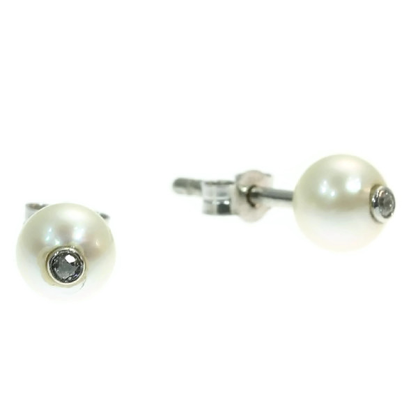 Earstuds drilled pearl filled with brilliant